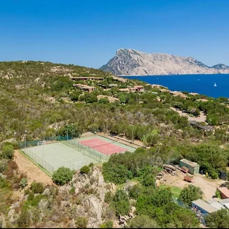 Immersa Nella Natura Con Giardino E Discesa Privata Al Mare Монте Петросу